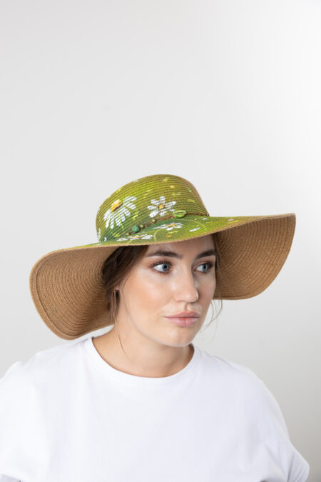 Women’s summer straw hat with hand-painted Daisy Flower pattern.